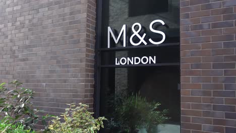 런던에 있는 m&s 매장.