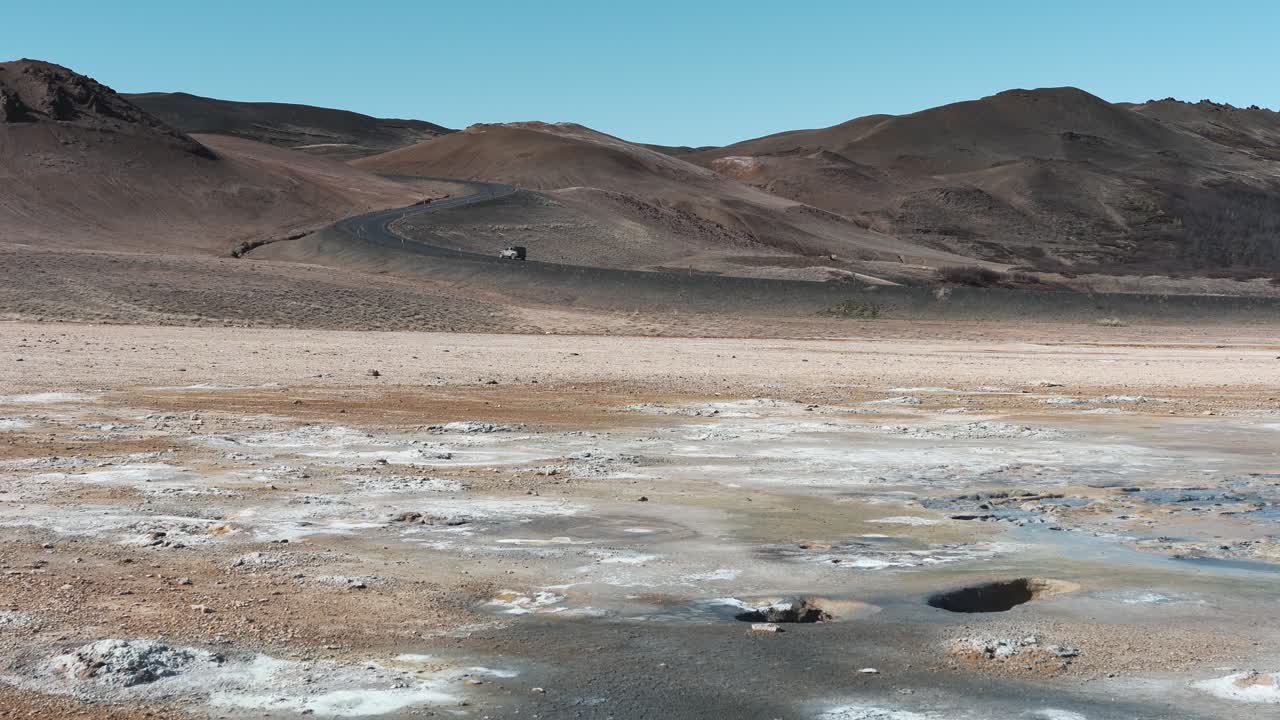 Filmato di una strada che sale sulle montagne di Namafjall vicino al lago Myvatn in Islanda.
