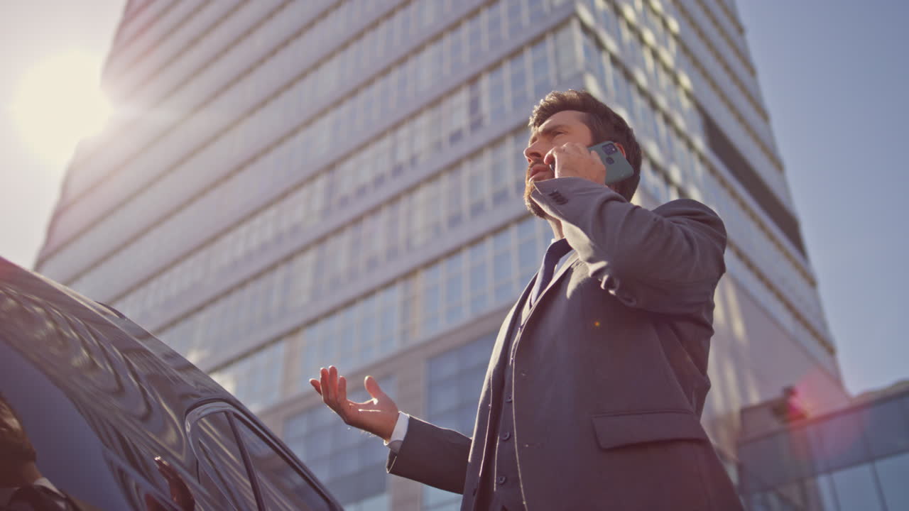 gerente ocupado llamando socio a la luz del sol al aire libre. hombre de negocios hablando por teléfono