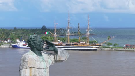 Statue-Von-Antonio-De-Montesinos-Und-Dem-Amerigo-Vespucci,-Hafen-Des-Heiligen-Sonntags