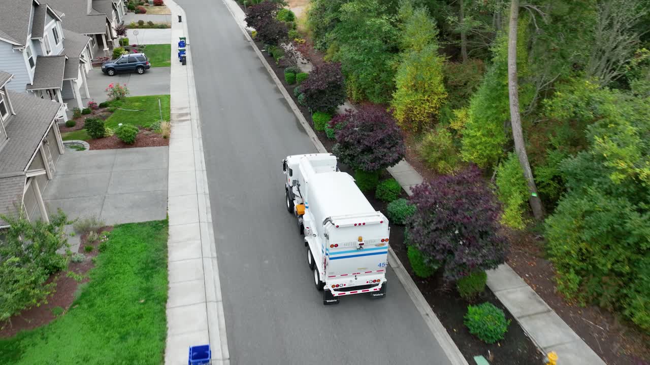 쓰레기 트럭을 그대로 따라가는 공중 촬영