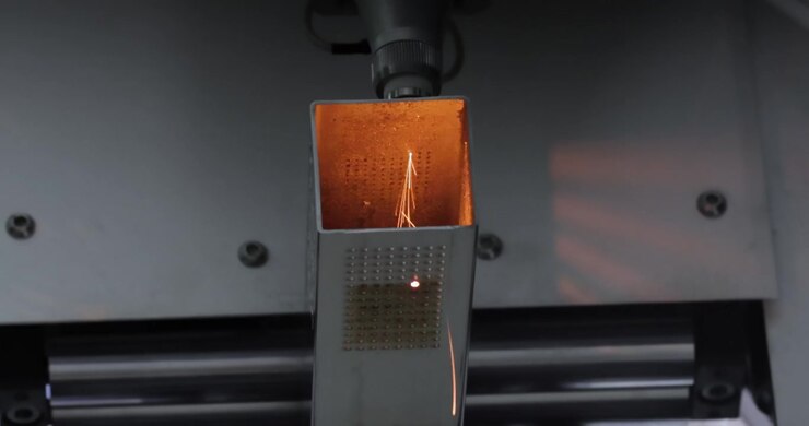 Taglio laser e a gas CNC del metallo, tecnologia industriale moderna.
