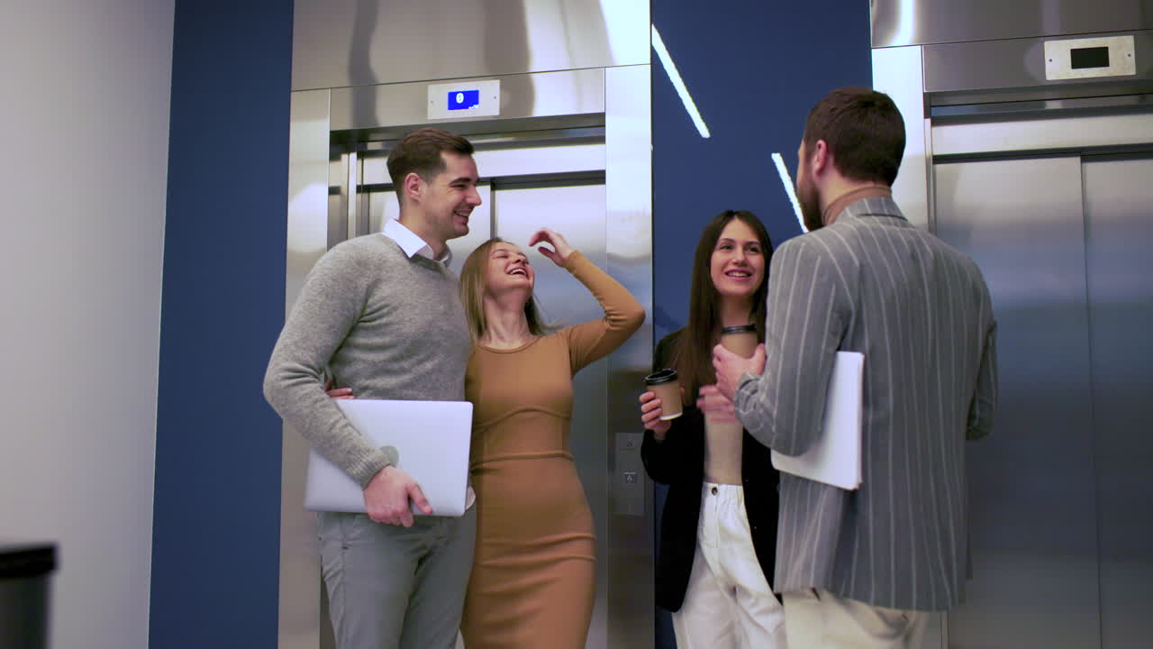 compañeros de trabajo hablando en la oficina