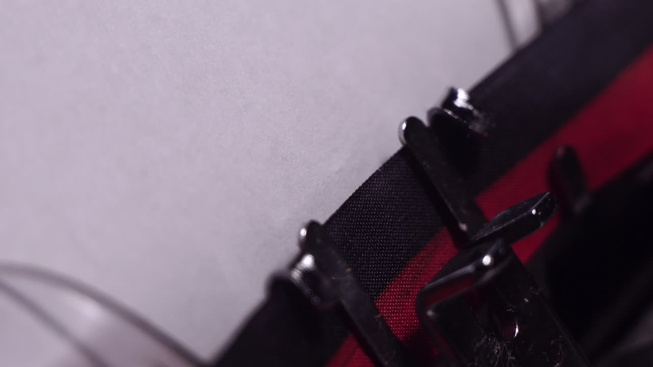 episodio 6, escribiendo en papel blanco en una máquina de escribir de época, escribiendo un guión, de cerca