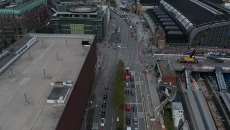 Vorwärts-Fliegen-über-Belebte-Straße-Rund-Um-Den-Hamburger-Hauptbahnhof.-Nach-Oben-Kippen-Offenbaren-Städtische-Nachbarschaft-Mit-Verkehrsinfrastruktur.-Freie-Und-Hansestadt-Hamburg,-Deutschland