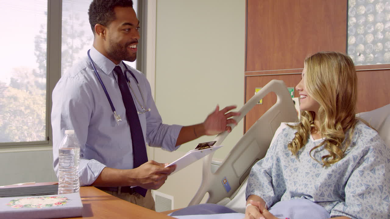 el médico habla con un paciente adolescente en el hospital filmado en r3d