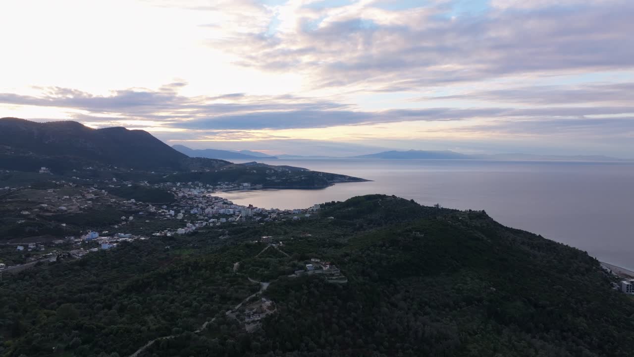 Alba al Castello di Himara, il gioiello mediterraneo di Himare.
