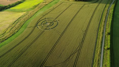 Hackpen-Hill-Extraño-Círculo-De-Cultivo-Patrón-De-Destino-En-Las-Tierras-Rurales-De-Pasto-Pradera-Vista-Aérea-Descendiendo-Sobre-El-Paisaje-Rural