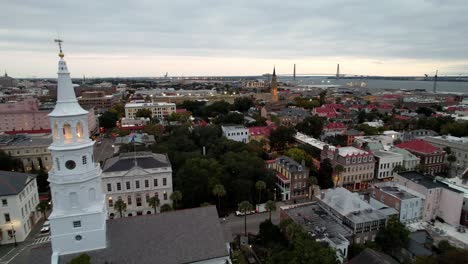 Amplia-Retirada-Aérea-Más-Allá-De-La-Iglesia-De-St-Michaels-En-Charleston-Sc,-Carolina-Del-Sur