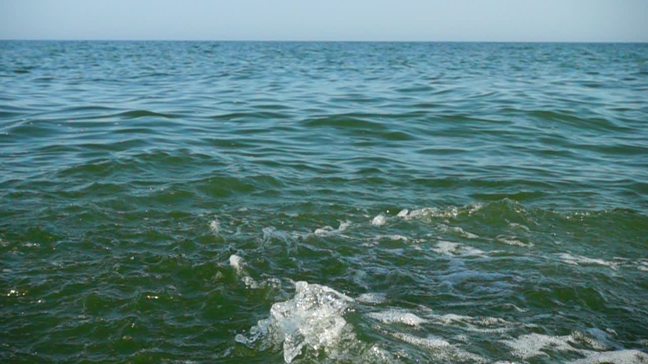 Opspattend zeewater. Slow motion
