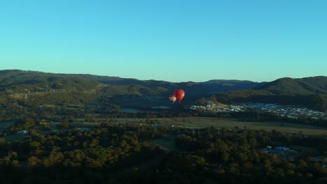 Heißluftballons-Schweben-über-Den-Bergen