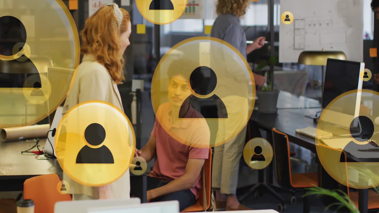 animación de iconos de redes sociales y procesamiento de datos sobre diversas personas de negocios en la oficina