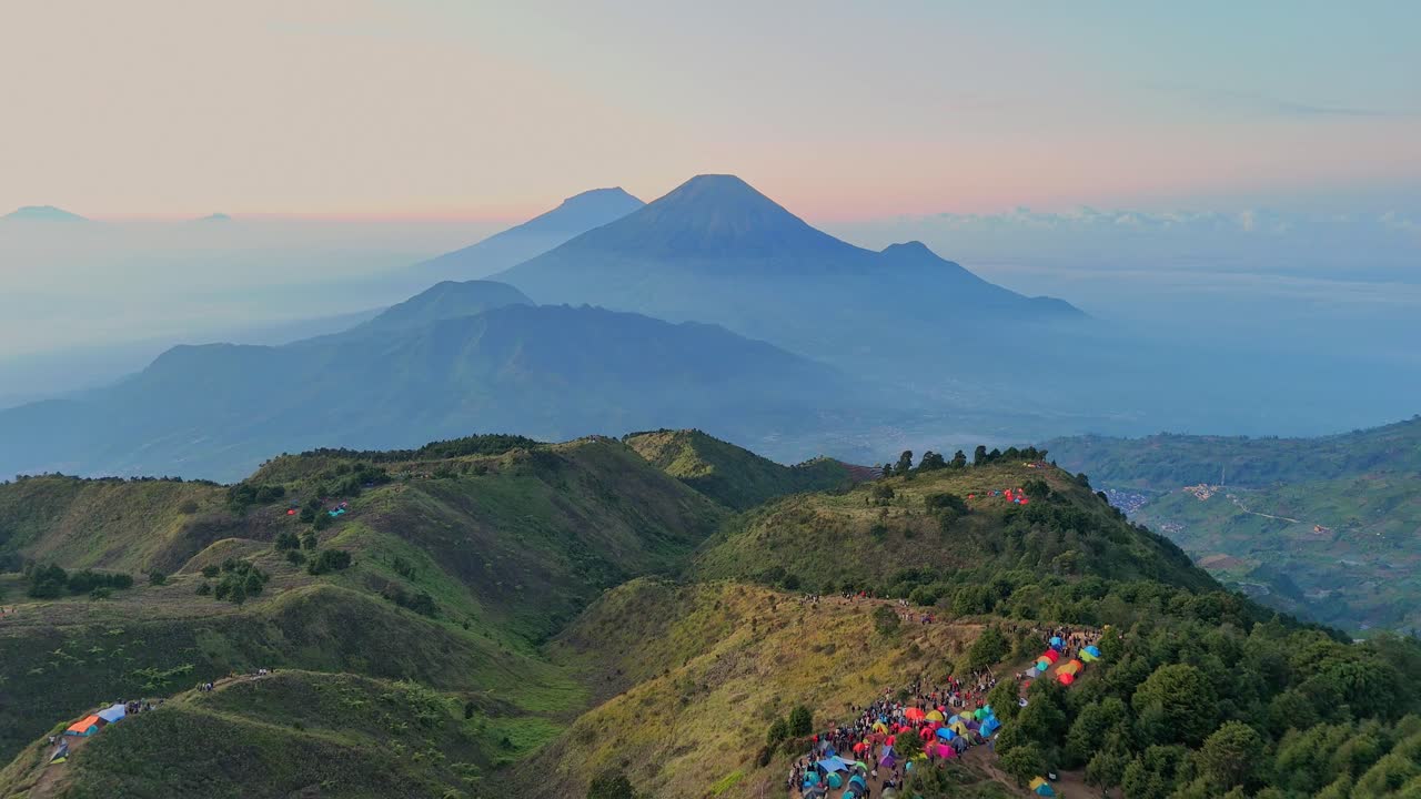Paesaggio aereo mattutino del Monte Prau, Indonesia.