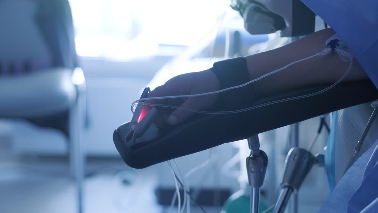 la mano del paciente con un oxímetro de pulso en el hospital