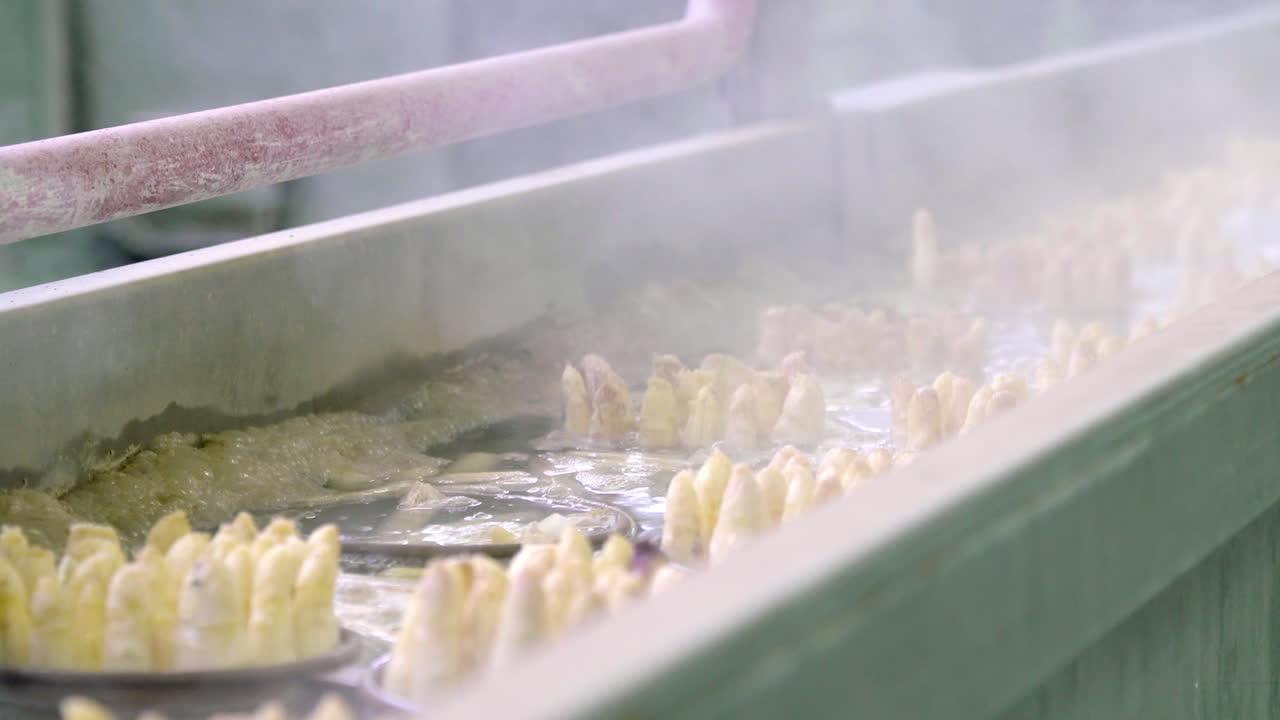 Industrial process of treating parts in a liquid bath