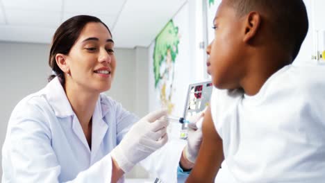 médico dando una inyección a un niño