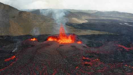 Volcán-Activo-En-Erupción-De-Lava-Y-Magma-En-Islandia