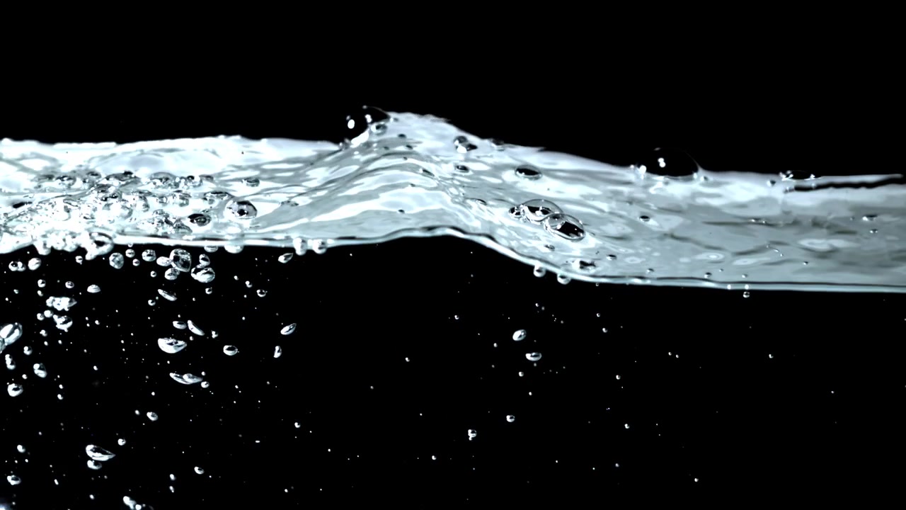 Superficie d'acqua limpida con bolle e increspature su sfondo nero