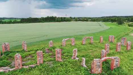 Ruinas-De-Un-Antiguo-Edificio-Que-Parece-Stonehenge,-Smiltene,-Letonia