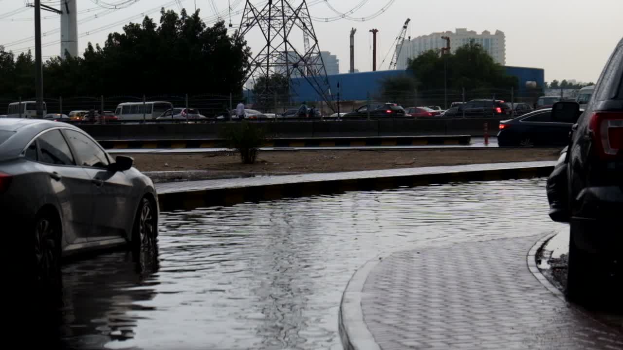 2018년 11월 26일 폭우가 내린 후 아랍에미리트 두바이의 침수된 좁은 도로에 검은색 세단 자동차가 갇혔다