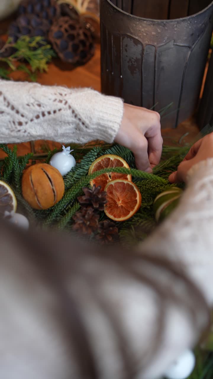 la creación de una corona navideña festiva