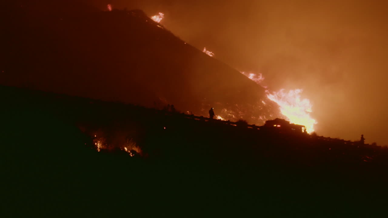 소방관들이 주요 고속도로 1을 따라 벤츄라 캘리포니아에서 대규모 토마스 화재와 싸우고 있습니다.