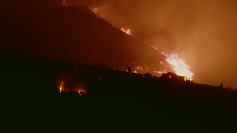 los bomberos luchan contra el enorme incendio thomas en ventura california a lo largo de una importante autopista 1