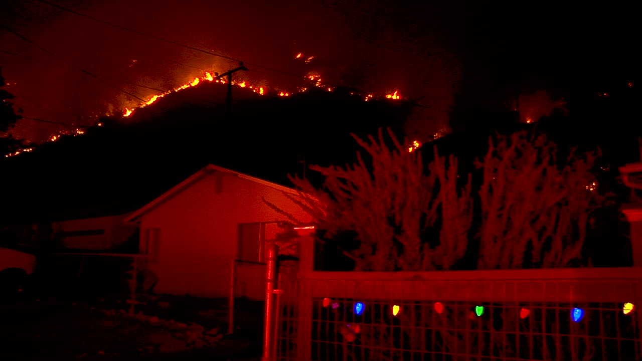 벤추라와 산타바바라 캘리포니아 4 근처의 101번 고속도로 위 언덕에서 토마스 화재가 타오릅니다.
