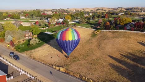 vista de drones de un hermoso globo aerostático aterrizando en un campo