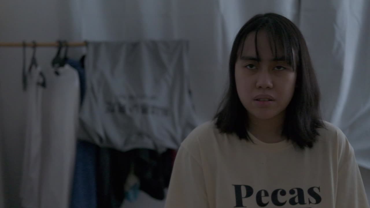 여자는 감정을 나타내고, 혐오로  ⁇ 으로 바라보고 피를 굴리고 비명을 지른다.