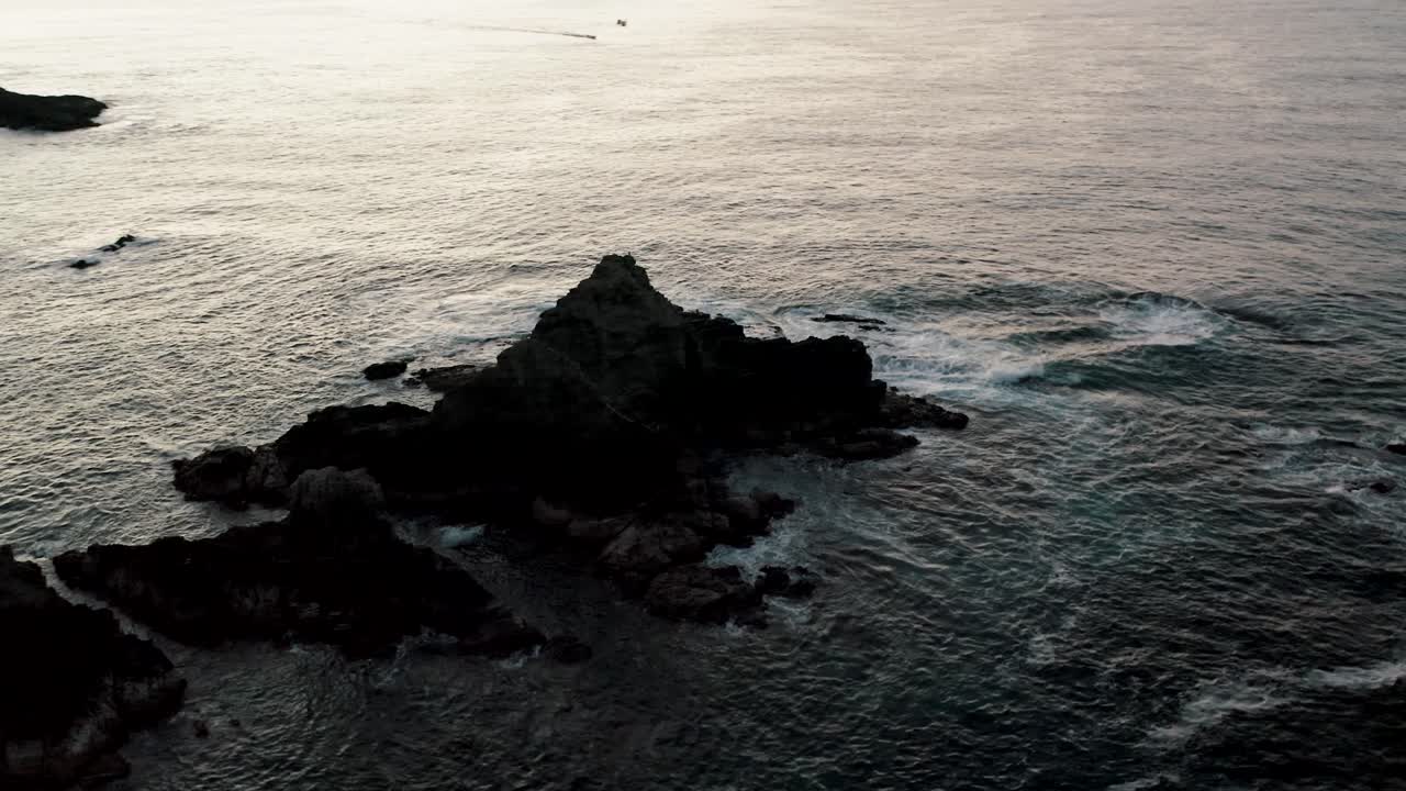 멕시코 오악사카에 있는 마준테 해변의 바다 경치에 있는 산 노두의 공중 전망