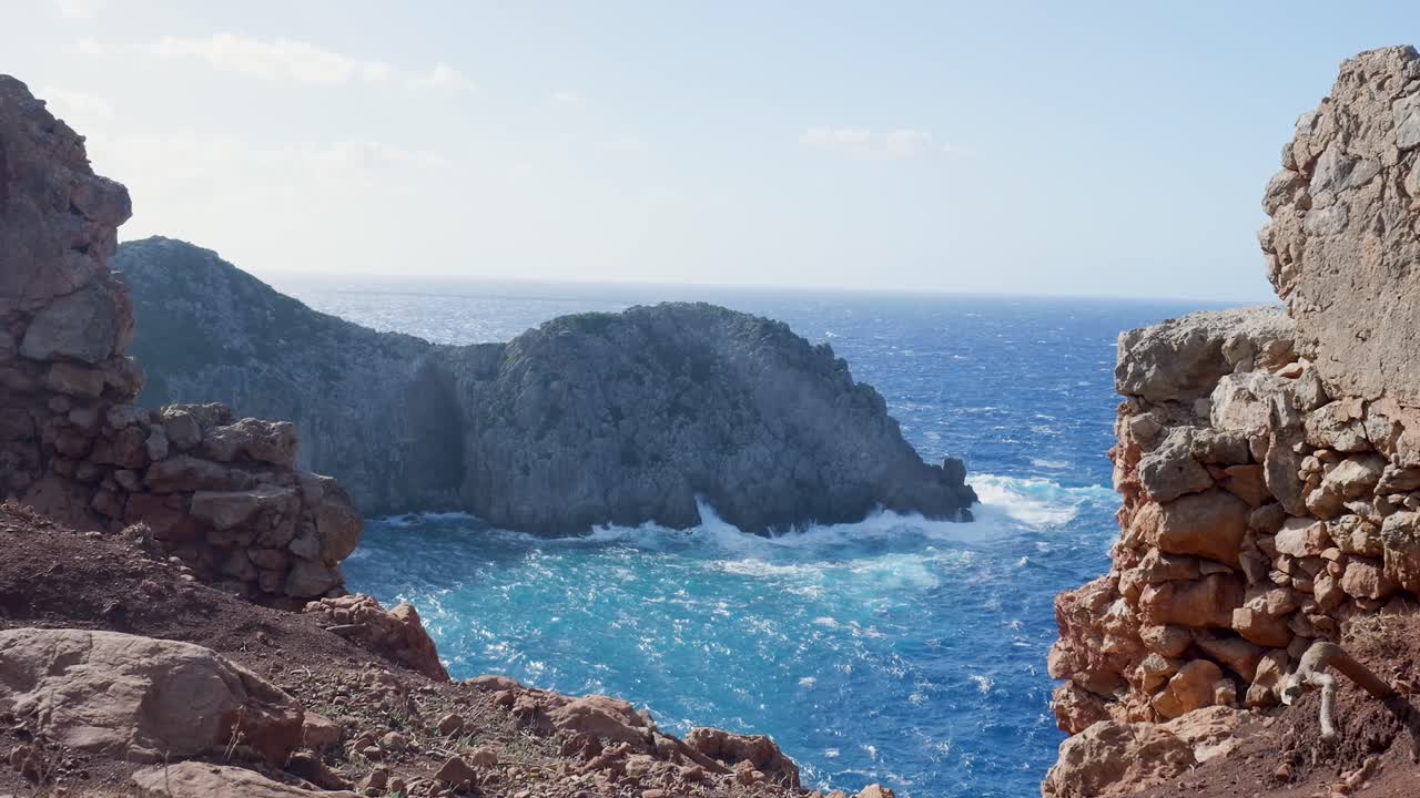 고대 유적 을 통해 해안 을 볼 수 있다