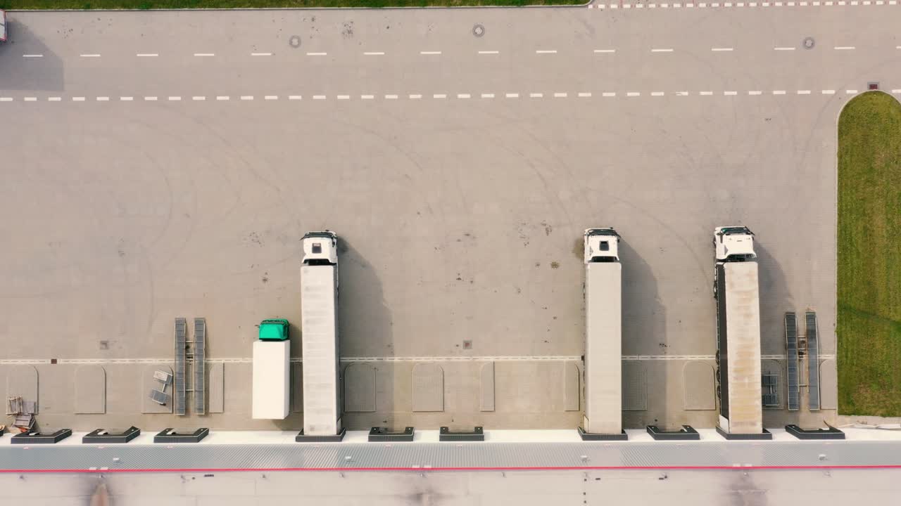vista aérea del almacén logístico con camiones esperando para cargar