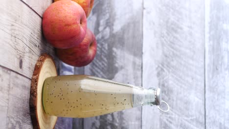 bebida de semillas de manzana en una botella de vidrio