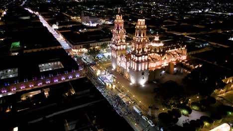 Morelia-Kathedrale-Im-Historischen-Zentrum,-Weihnachtszeit-In-Der-Nacht-Mit-Drohne