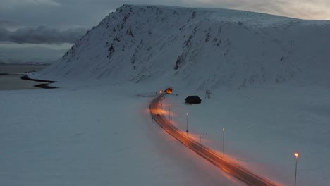 Ein-Supersportwagen,-Der-Im-Winter-In-Einer-Winterlandschaft-In-Einen-Tunnel-Fährt