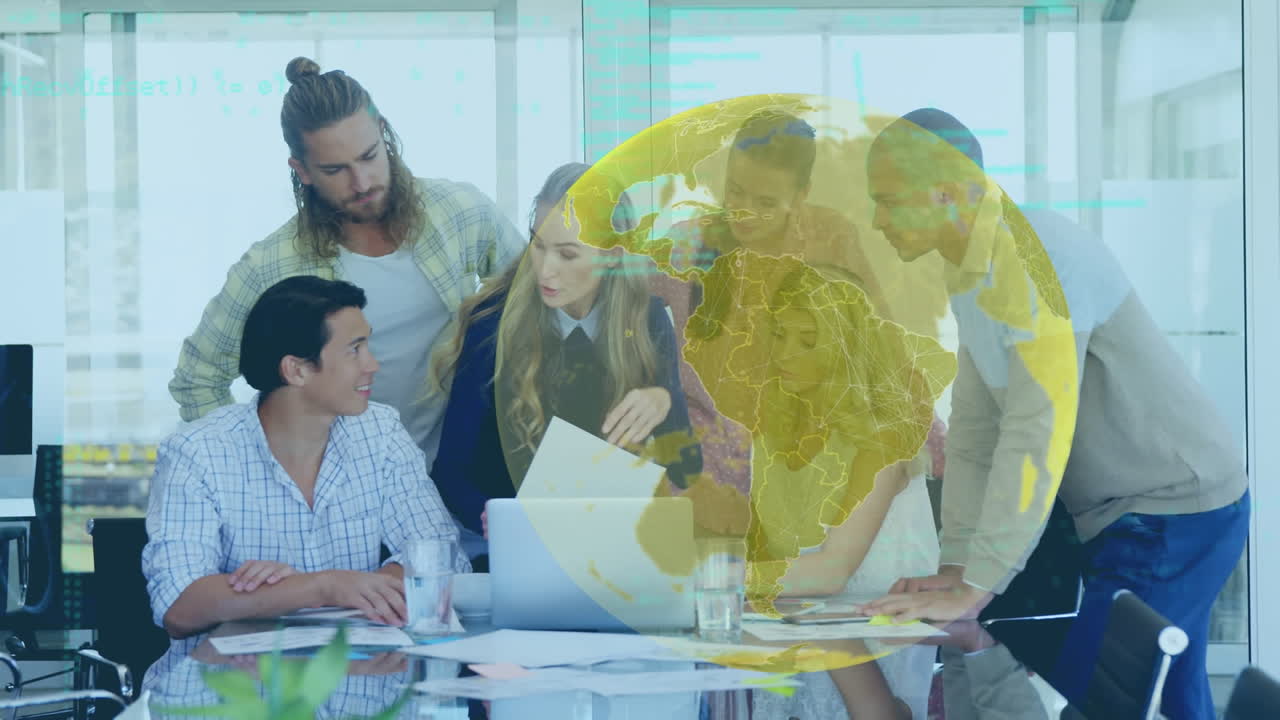 animación del globo y procesamiento de datos sobre diversas personas de negocios en la oficina