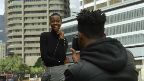 Mann-Fotografiert-Frau-Mit-Digitalkamera-In-Der-Stadtstraße-4k