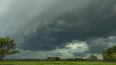 Ein-Komplex-Schwerer-Stürme-Zieht-Mit-Wind-Und-Starkem-Regen-Durch-Südwisconsin