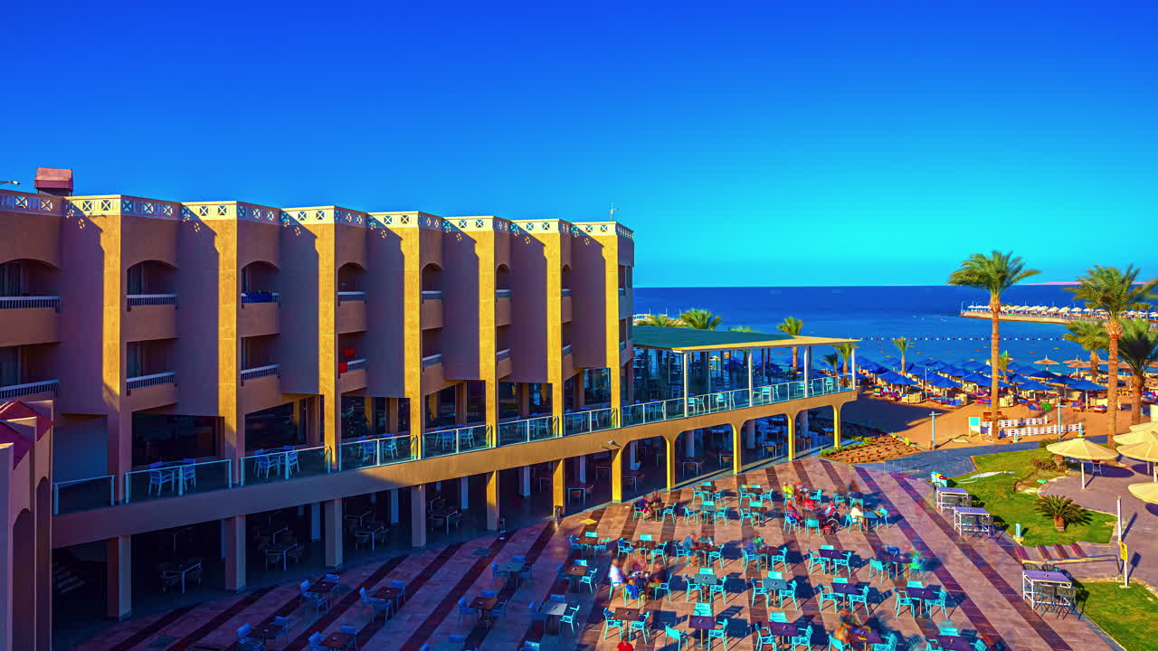 время от дня до ночи в отеле и пляжном курорте на побережье красного моря в хургаде, египет