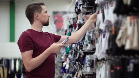hombre comprando ropa interior y calcetines en una tienda