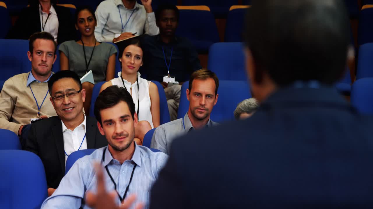 ejecutivo de negocios masculino dando un discurso