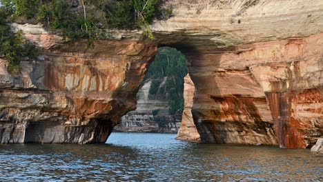 el arco del salto del amante en pictured rocks national lakeshore, michigan