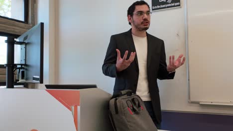 facilitator leading training workshop session