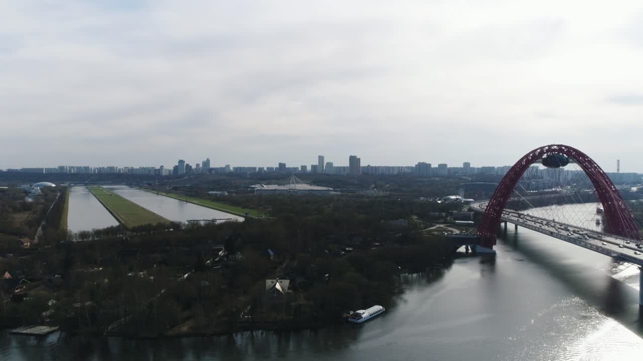 다리와 함께 모스크바 시내 풍경의 공중 풍경