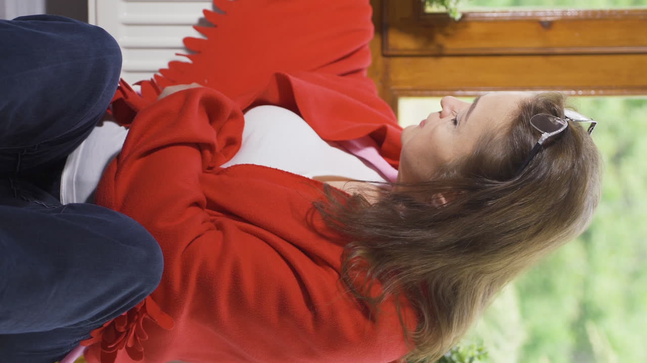 여성의 수직 비디오는 히터의 온도를 낮추고 차갑습니다.