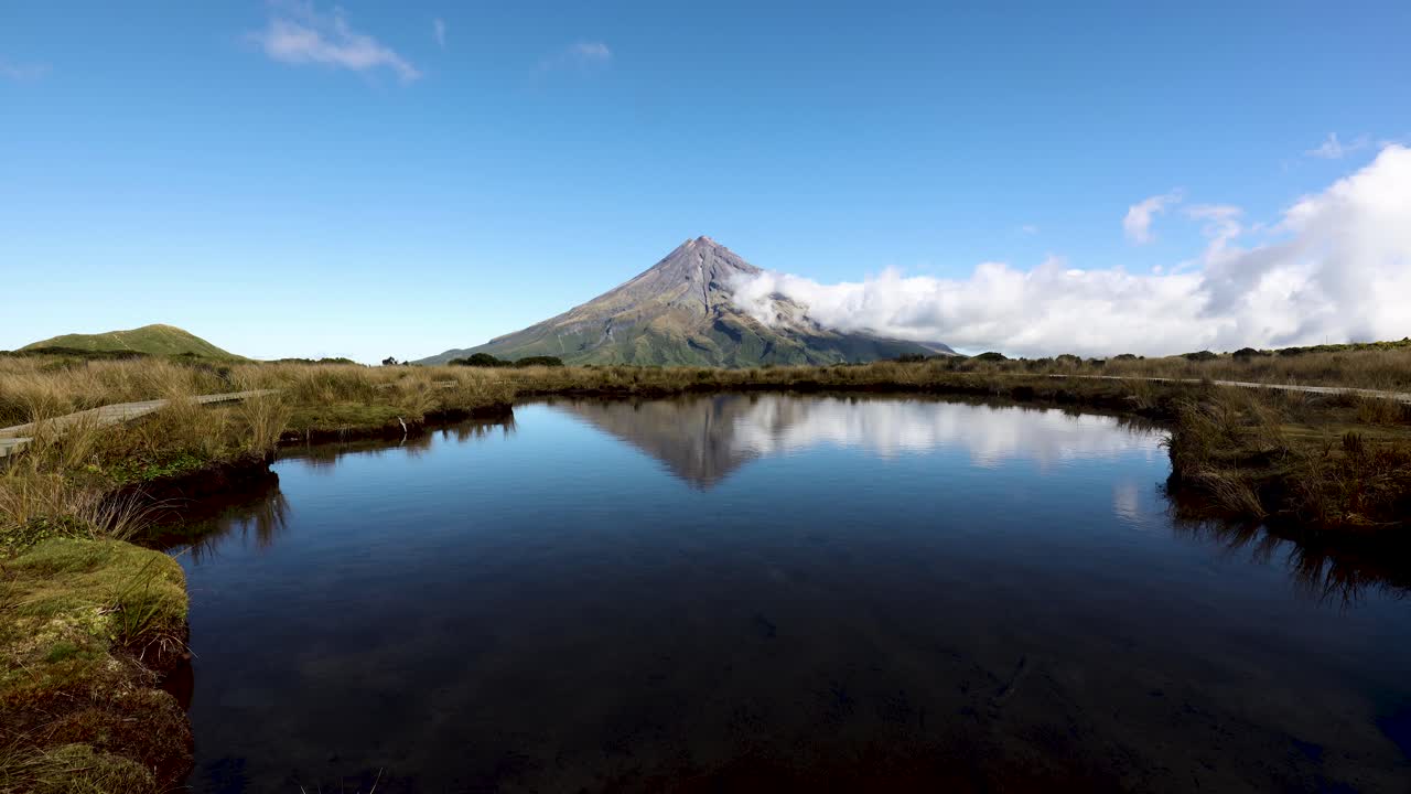 타란키 산 기슭을 맴도는 구름의 저속 촬영