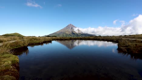 Zeitraffer-Von-Wolken,-Die-Um-Die-Basis-Des-Mount-Taranki-Rollen