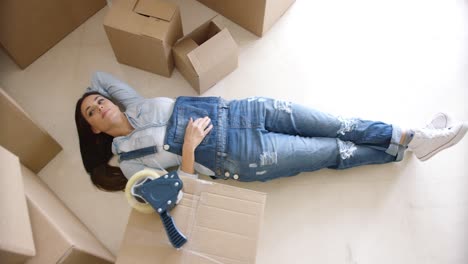 Young-woman-relaxing-on-the-floor-after-packing