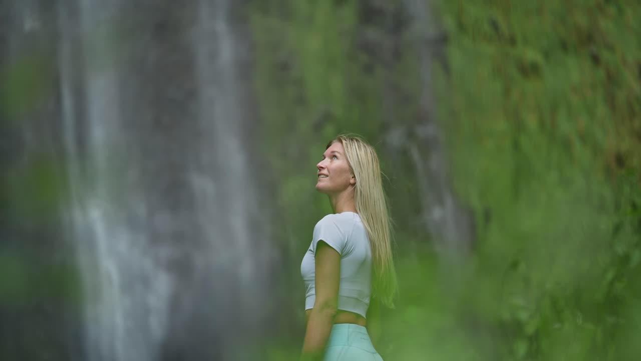 viajera disfrutando de la impresionante vista de una cascada natural en madeira